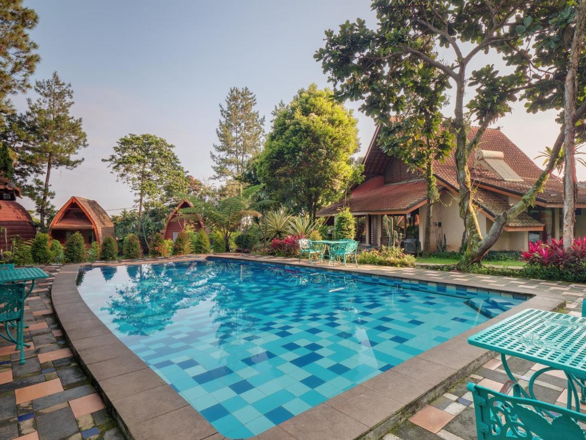 The Village Resort Богор Екстериор снимка